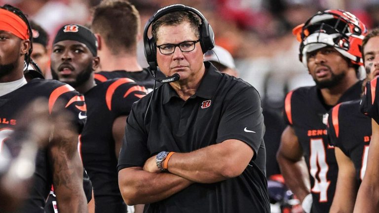 Cincinnati Bengals assistant Al Golden will become the new defensive coordinator for Notre Dame, sources said, agreeing to a three-year deal.

