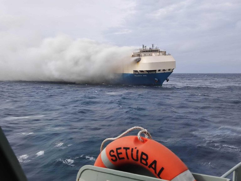 A huge cargo ship carrying cars sank in the middle of the Atlantic Ocean

