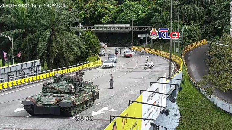 Malaysian army apologizes after tank and armored vehicles collapsed in Kuala Lumpur

