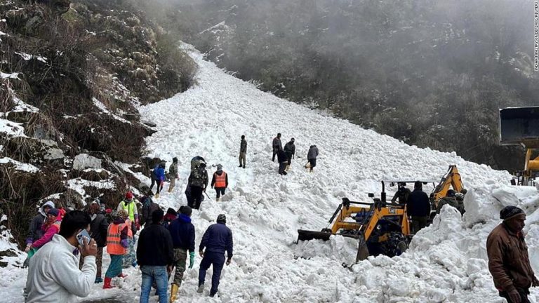 Seven killed and 13 injured in an avalanche in India

