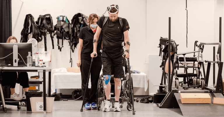 A paralyzed man walks again using implants that connect the brain to the spinal cord

