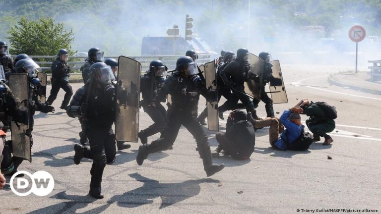 Protest against Alpine railway project turns violent - DW - 06/18/2023

