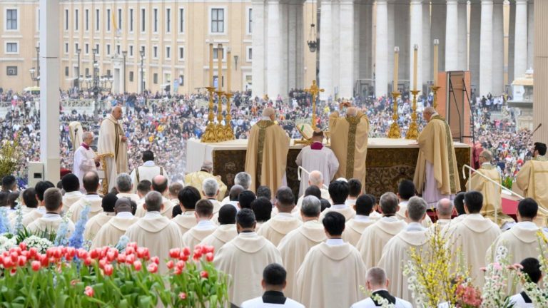 Pope Francis presides over Easter Mass